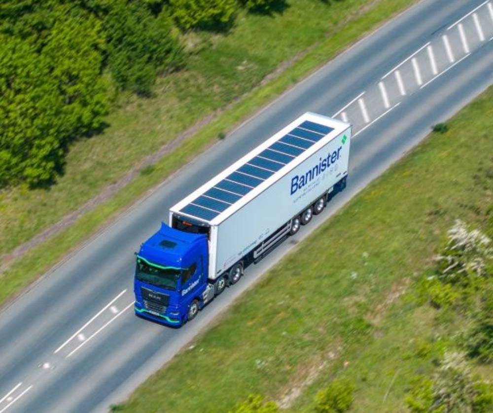 선스왑의 ‘탈탄소 트럭 냉동 시스템’을 부착한 트럭. 냉동 트레일러 상층부에 태양광 패널이 붙어 있어 운행 중에도 자체 충전이 가능하다. 선스왑 제공