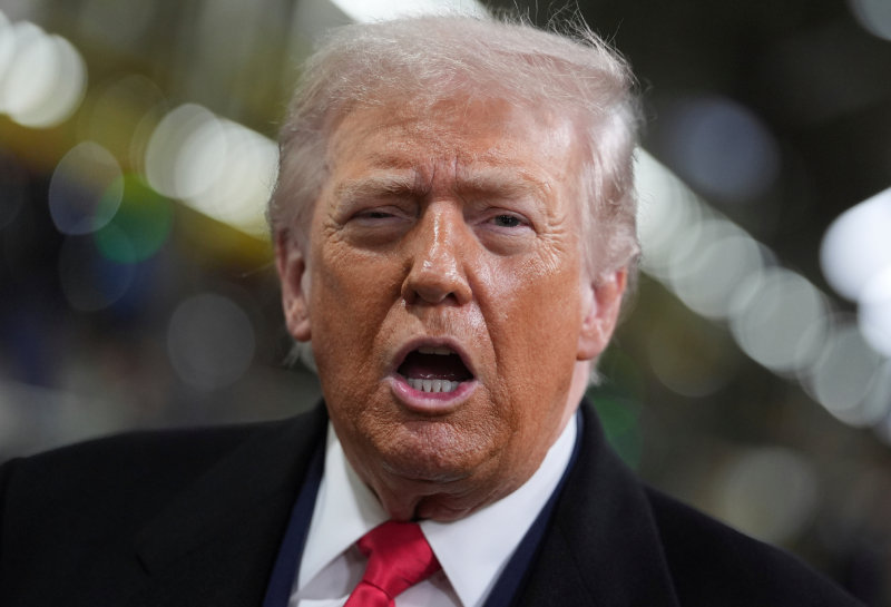 美-이란, 일단 수위 조절… “항모 급파” “영공 폐쇄” 긴장 여전