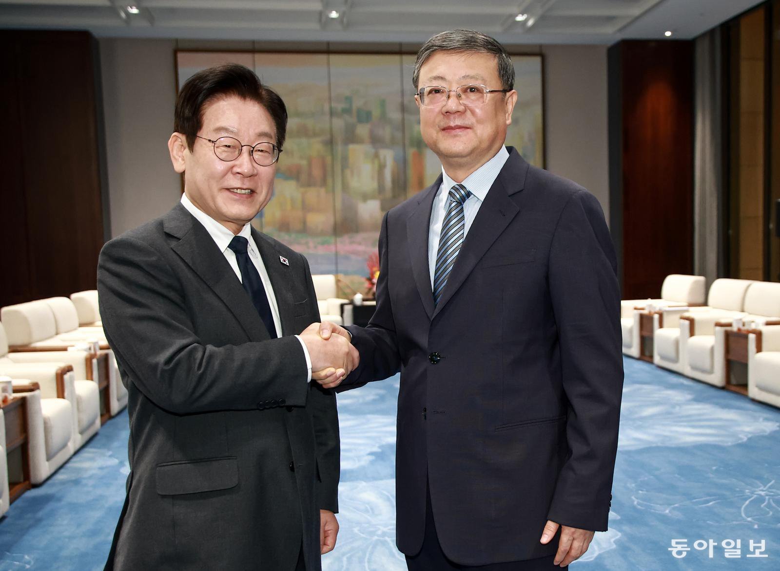 중국을 국빈방문 중인 이재명 대통령과 천지닝 상하이시당서기가 6일 상하이 세계회객청에서 만찬을 갖기 전 기념 사진을 촬영하고 있다. 2026.1.6 청와대사진기자단 송은석 기자 silverstone@donga.com