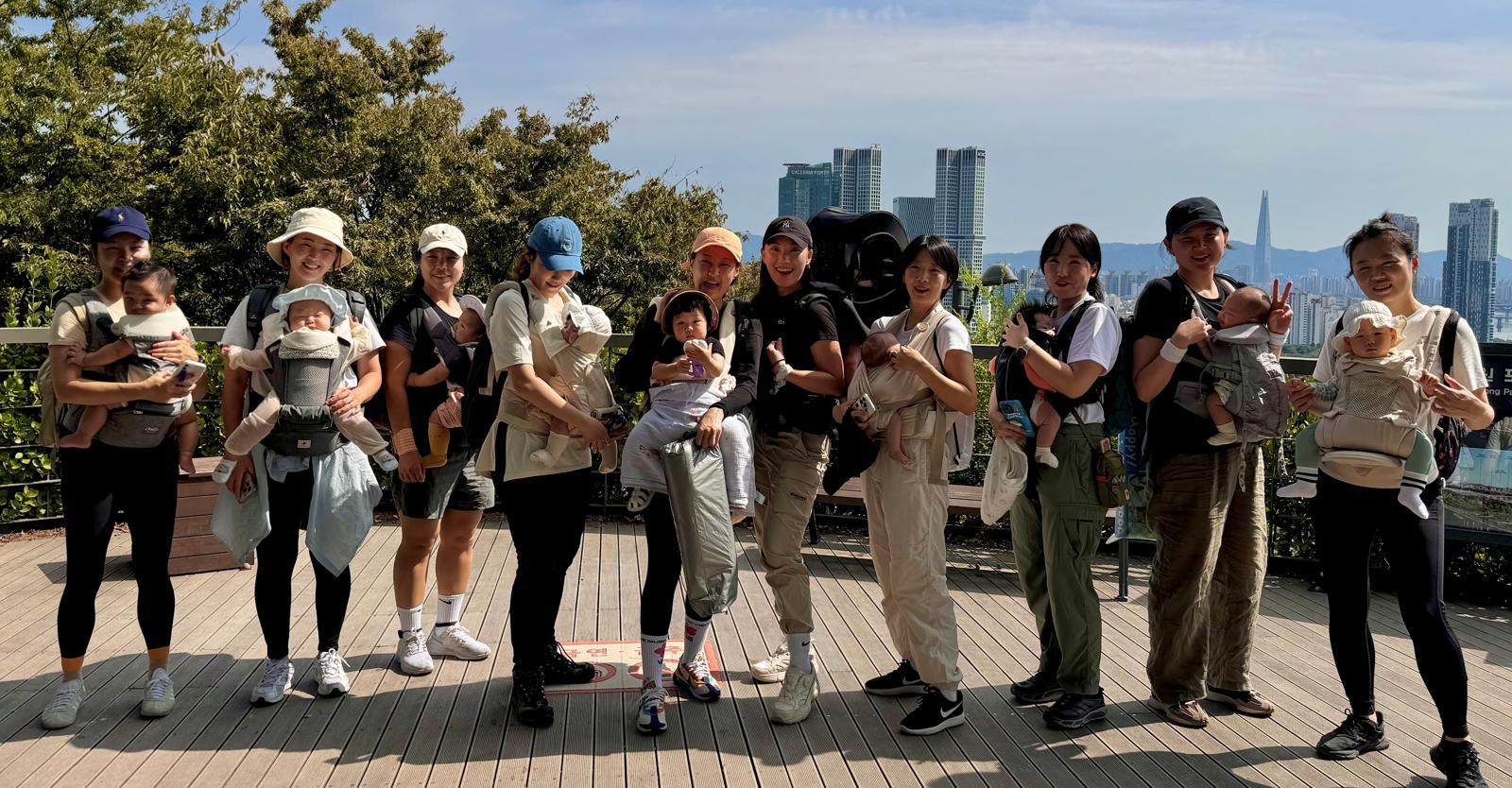 베이비하이킹클럽 회원들이 아이들과 함께 산에 올라 포즈를 취했다. 오언주 회장 제공.