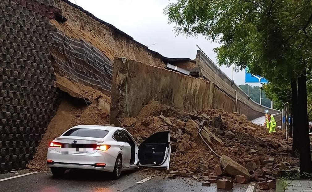 [단독]작년 사망 사고 난 창원NC파크 등… 안전점검 보고서에 과거 사진 ‘복붙’