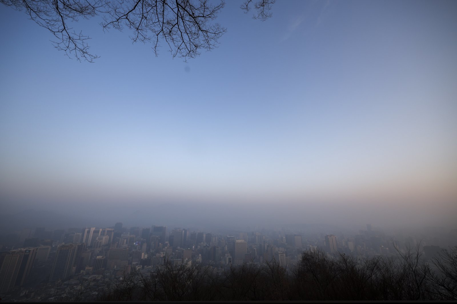 많은 눈이 내린다는 절기인 대설인 7일 서울 중구 남산에서 바라본 도심이 안개에 갇혀 있다. 2025.12.07. [서울=뉴시스]