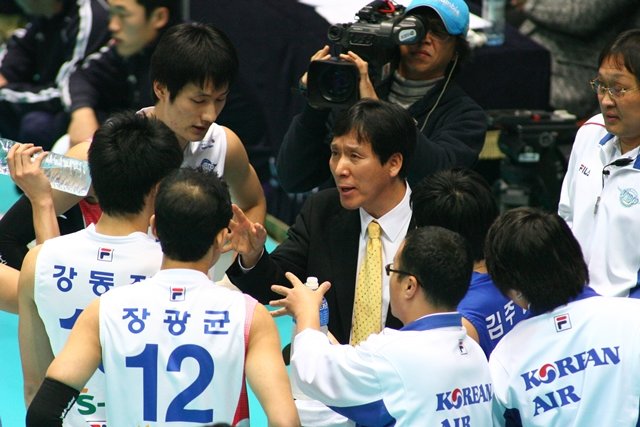 2009~2010시즌 당시 신영철 대한항공 감독 대행. 한국배구연맹(KOVO) 제공