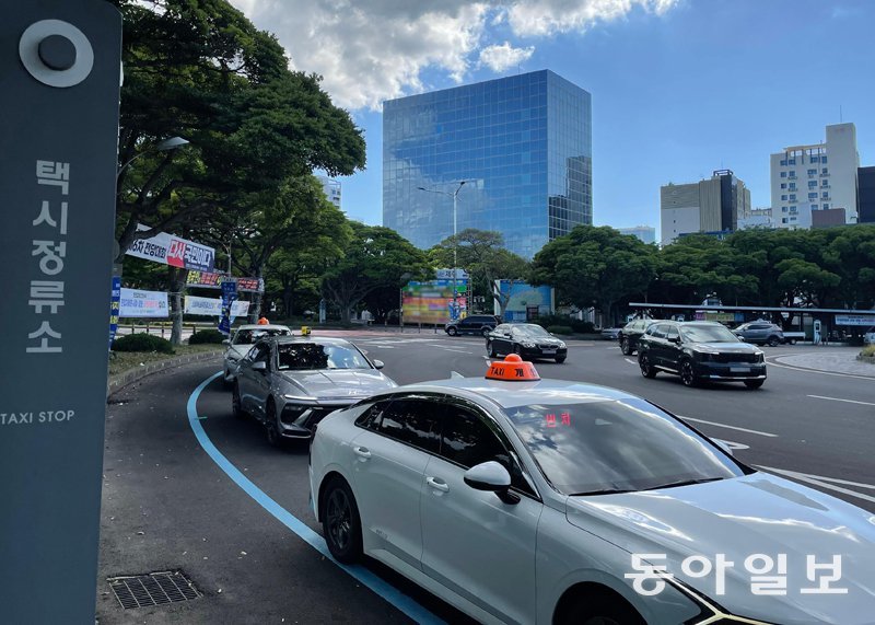 제주시 연동의 한 택시정류소. 제주도는 공항 내 택시 수요를 충족시키기 위해 ‘제주공항 심야 운행 택시 보상금 지원 제도’를 운영하고 있다. 송은범 기자 seb1119@donga.com