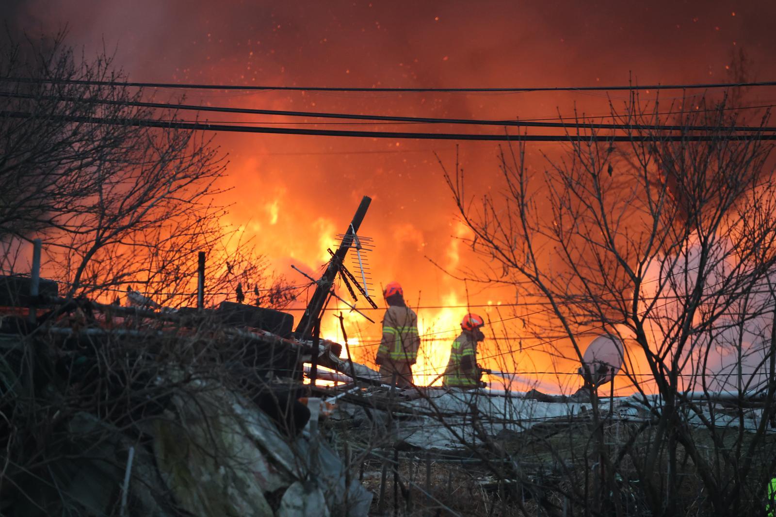 16일 오전 서울 강남구 개포동 구룡마을에서 불이나 출동한 소방대원들이 진화작업을 벌이고 있다. 뉴스1