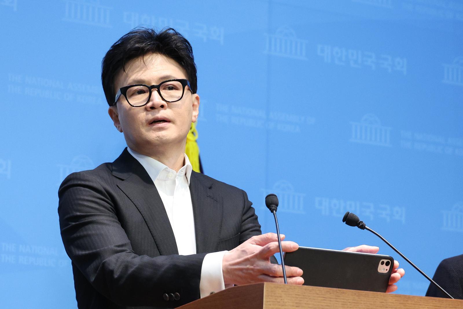 한동훈 전 국민의힘 대표가 14일 서울 여의도 국회 소통관에서 당 윤리위원회 제명 결정과 관련해 입장을 밝히고 있다. 2026.1.14 뉴스1