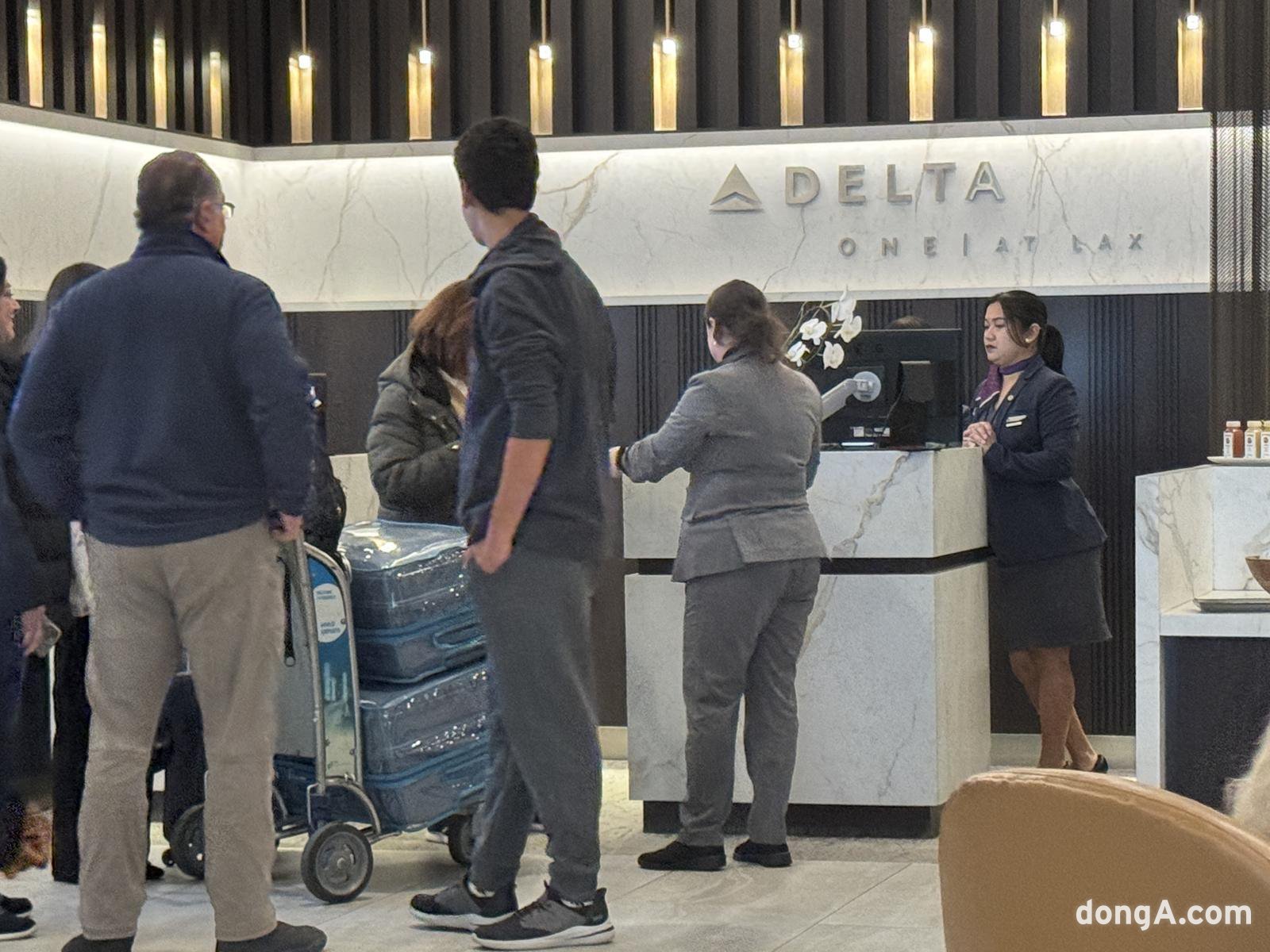 3일(현지시간) 미국 캘리포니아주 LAX 델타 원 라운지에서 고객들이 출국을 위한 수속을 밟고 있다. 정진수 기자 