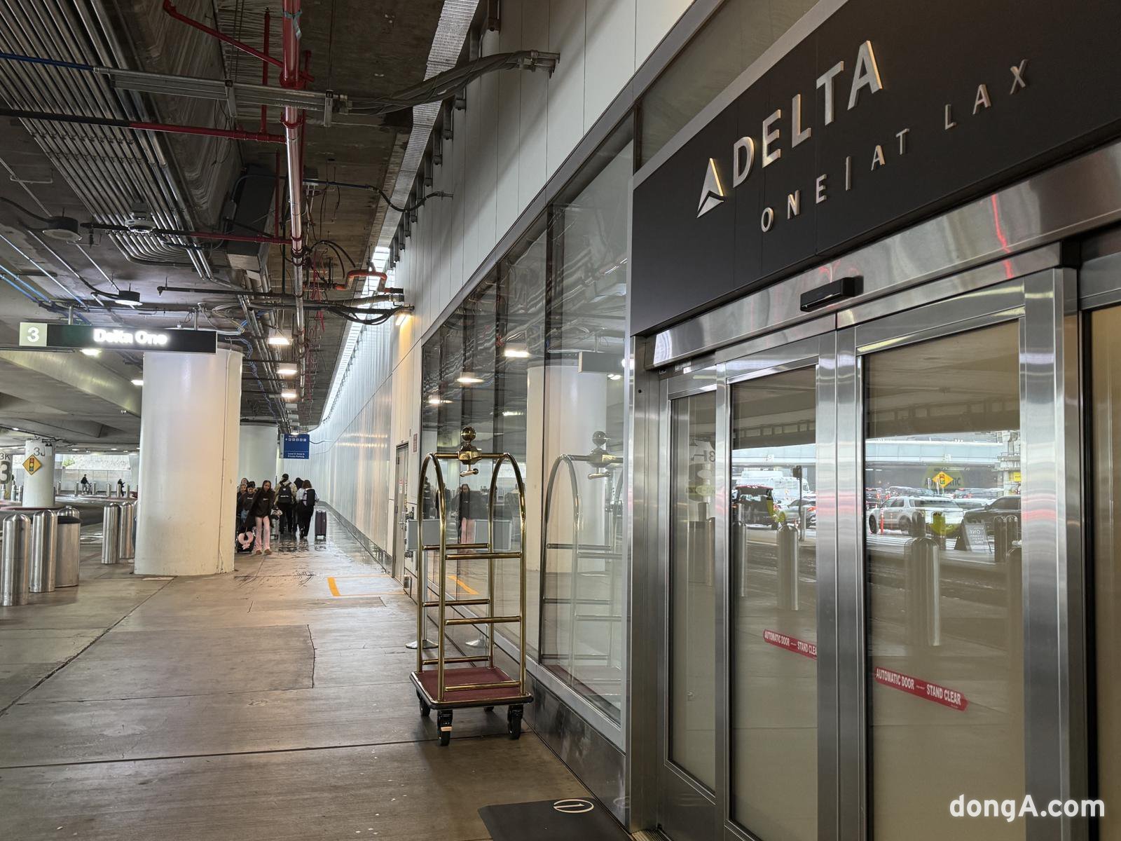 LAX 공항 외부와 연결돼 있는 델타 원 라운지. 정진수 기자