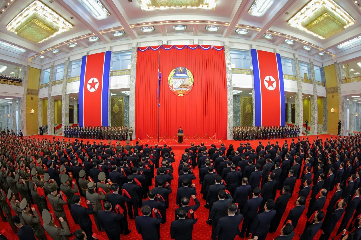 지난 2025년 12월 27일 만수대의사당에서 김정은 노동당 총비서의 참석 아래 헌법절 53주년을 기념하는 국기게양 및 선서의식을 진행됐다. (평양 노동신문=뉴스1)