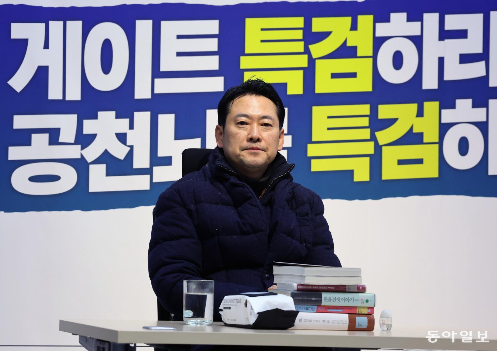 더불어민주당의 통일교 및 공천뇌물 특검 수용을 촉구하며 장동혁 국민의힘 대표가 16일 서울 여의도 국회 로텐더홀에서 단식을 하고 있다. 장승윤 기자 tomato99@donga.com