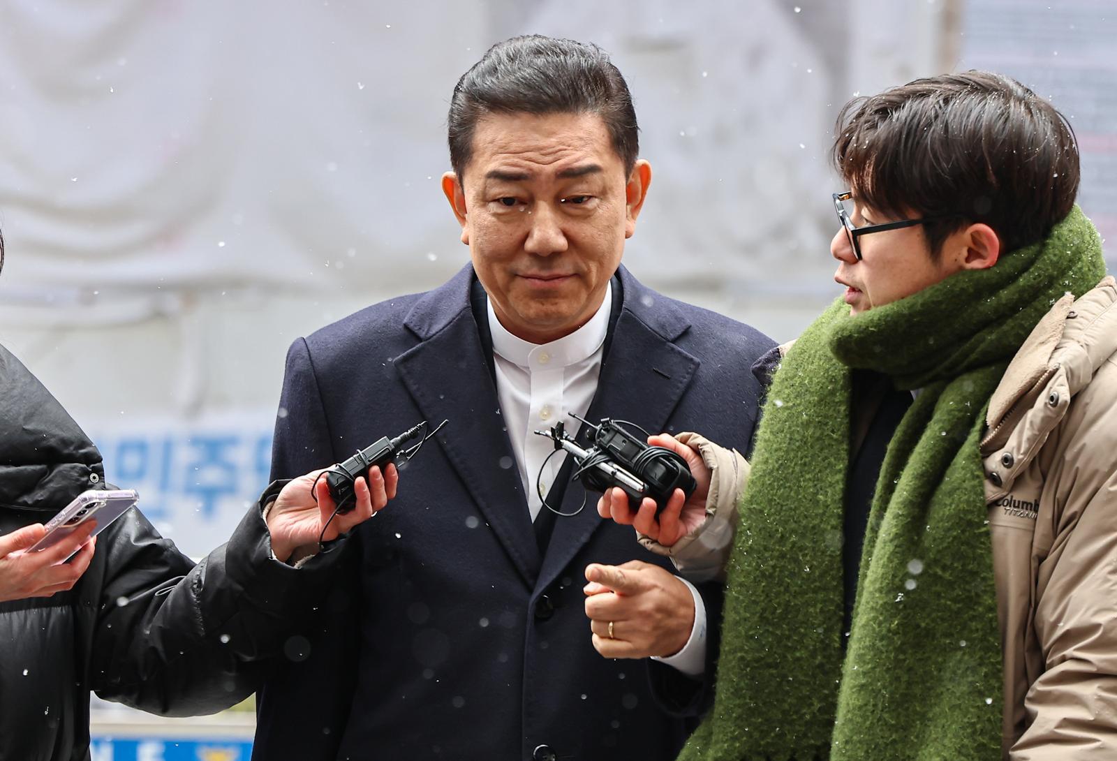 김병기 더불어민주당 전 원내대표가 12일 서울 여의도 민주당사에서 열리는 윤리심판원 회의에 출석하고 있다. 민주당 윤리심판원은 이날 김병기 전 원내대표의 ‘공천 헌금’ 의혹과 관련해 제명 등 징계를 논의한다. 2026.1.12/뉴스1