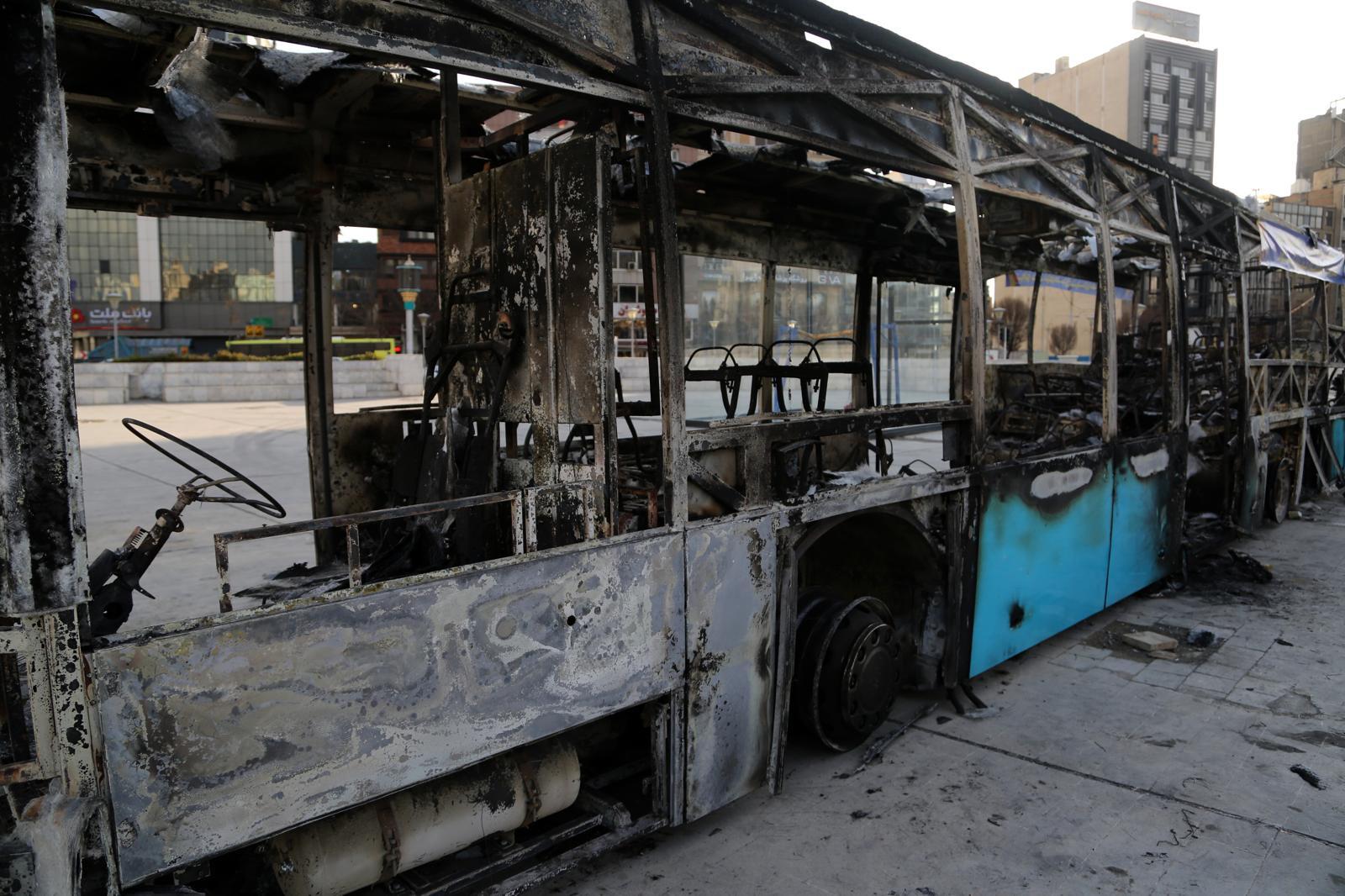 2026년 1월 15일 경제난과 통화 가치 하락에 항의하는 시위가 계속되는 가운데, 불에 탄 시내버스들이 파손된 채 서 있다. 사진=게티이미지