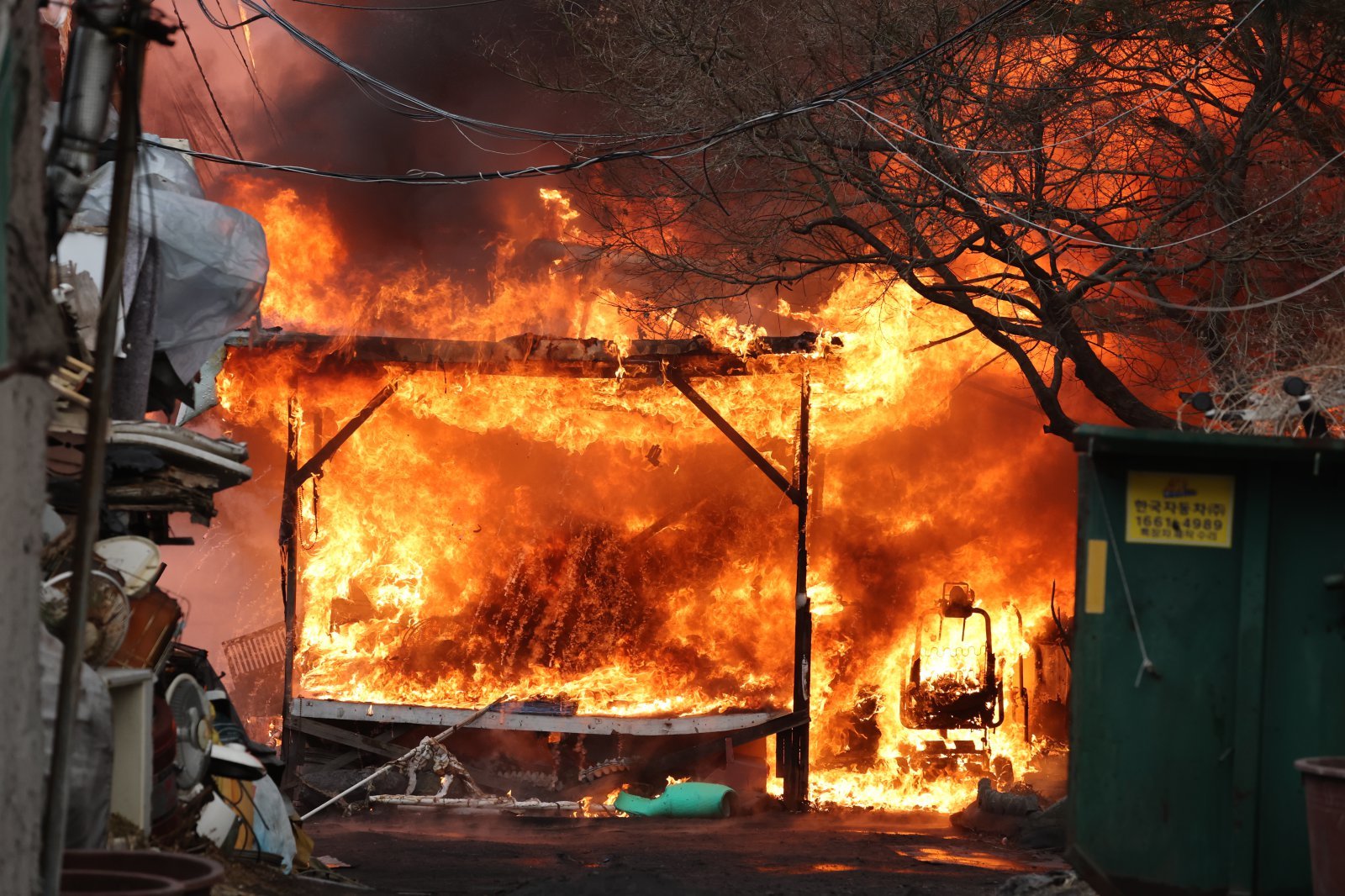 16일 오전 서울 강남구 개포동 구룡마을에서 발생한 화재로 불길이 치솟고 있다. 2026.1.16/뉴스1 ⓒ News1 김진환 기자