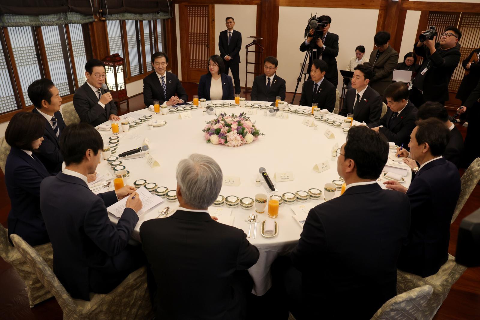 이재명 대통령이 16일 청와대 상춘재에서 열린 여야 지도부 초청 오찬 간담회에서 참석자들과 담소를 나누고 있다. 2026.1.16 청와대사진기자단