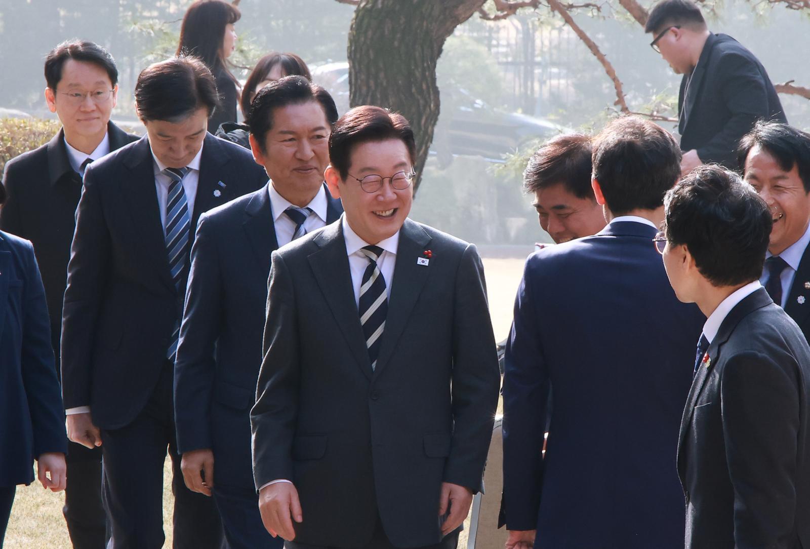 이재명 대통령이 16일 여야 지도부 초청 오찬 간담회를 갖기 위해 청와대 상춘재로 가고 있다. 2026.1.16 청와대사진기자단