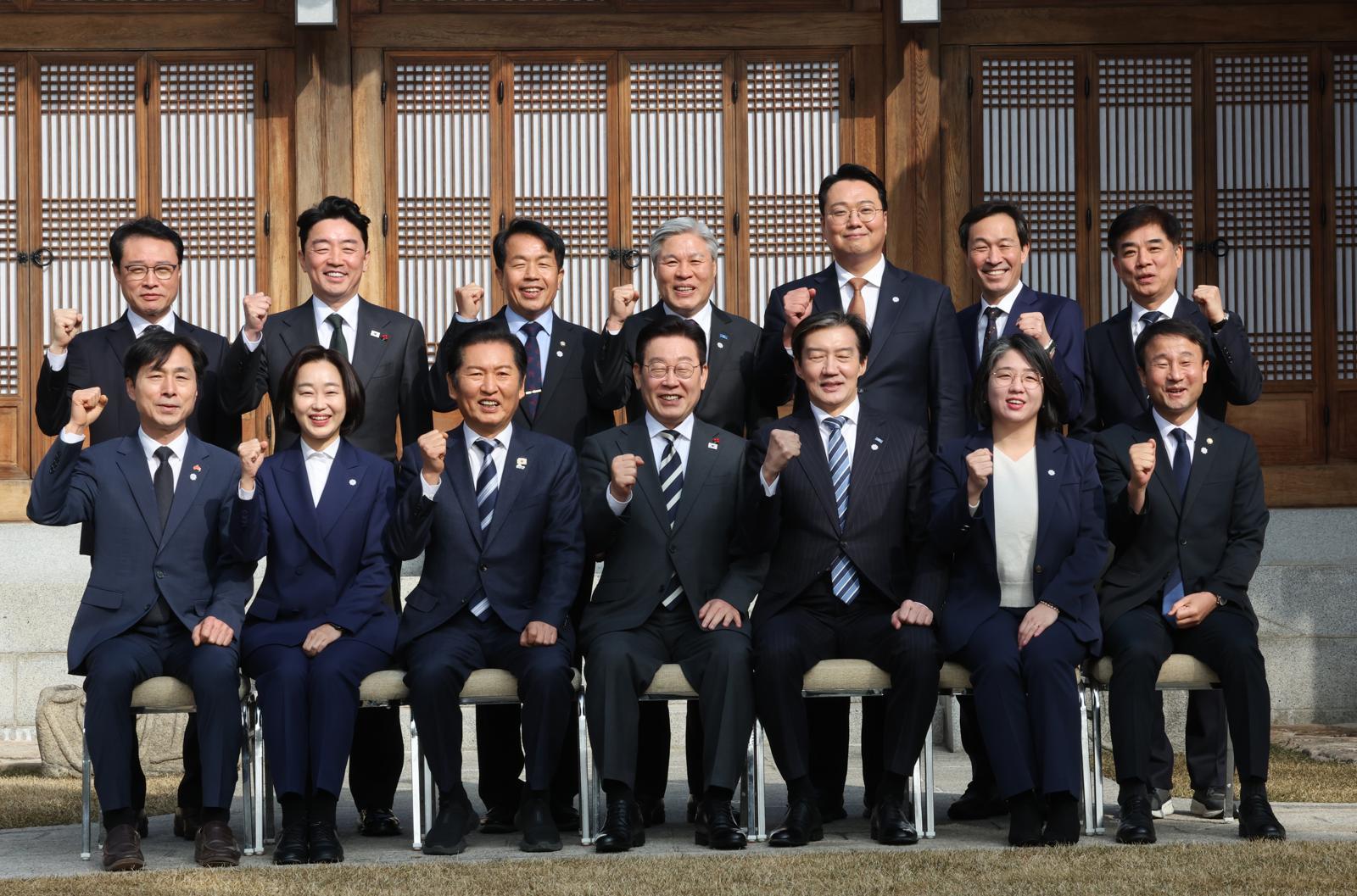 이재명 대통령이 16일 청와대 상춘재에서 열린 여야 지도부 초청 오찬 간담회에서 참석자들과 함께 기념 사진을 촬영하고 있다. 2026.1.16 청와대사진기자단