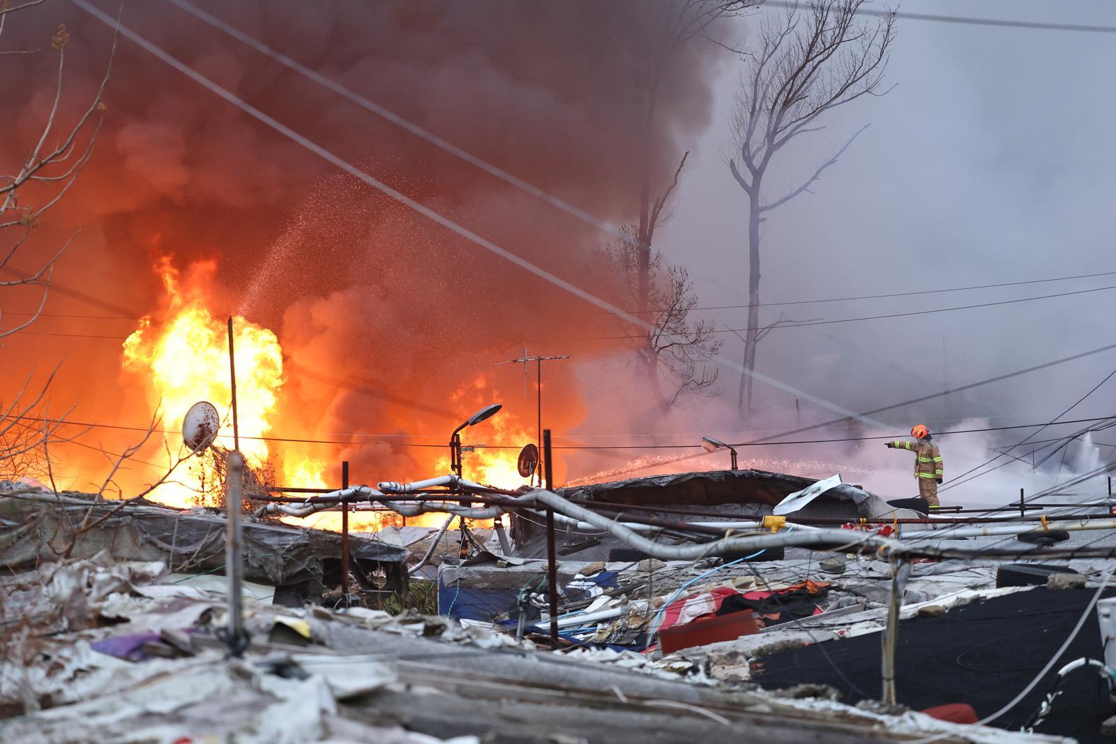 16일  화재가 발생한 서울 개포동 구룡마을에서 소방대원들이 진화작업을 하고 있다. 2026.01.16. 뉴시스