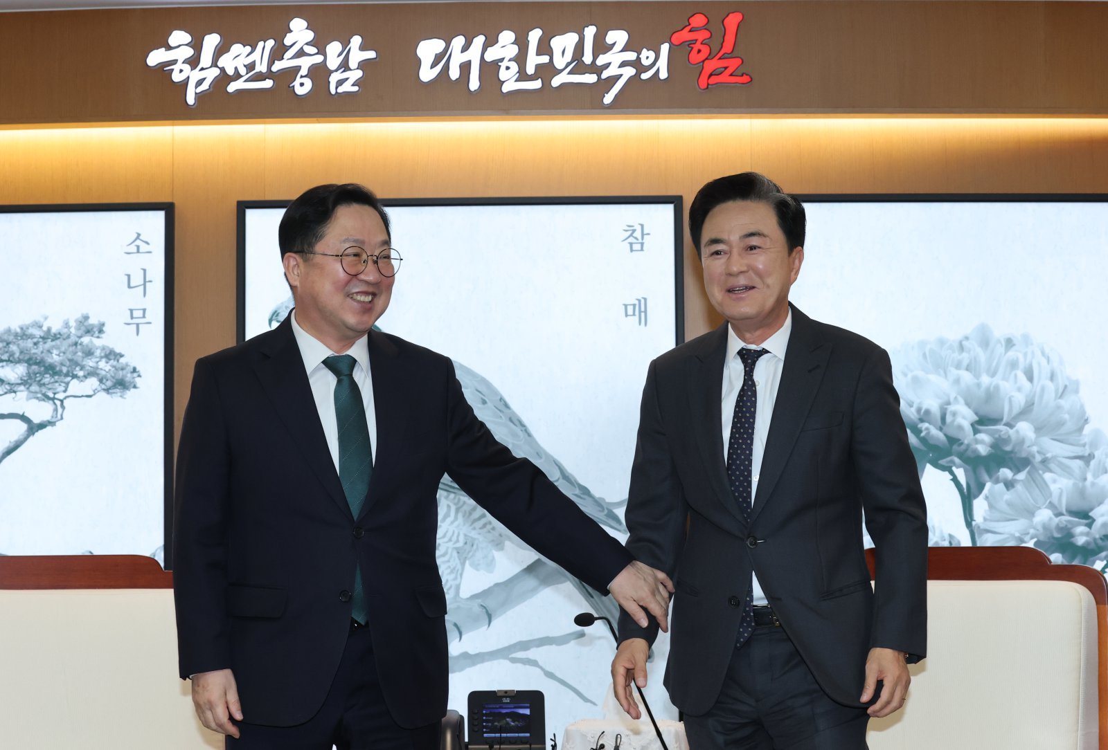 김태흠 충남도지사와 이장우 대전시장이 지난달 24일 오전 충남도청에서 대전충남 행정통합 관련 회동을 마치고 악수하고 있다. 2025.12.24 뉴스1