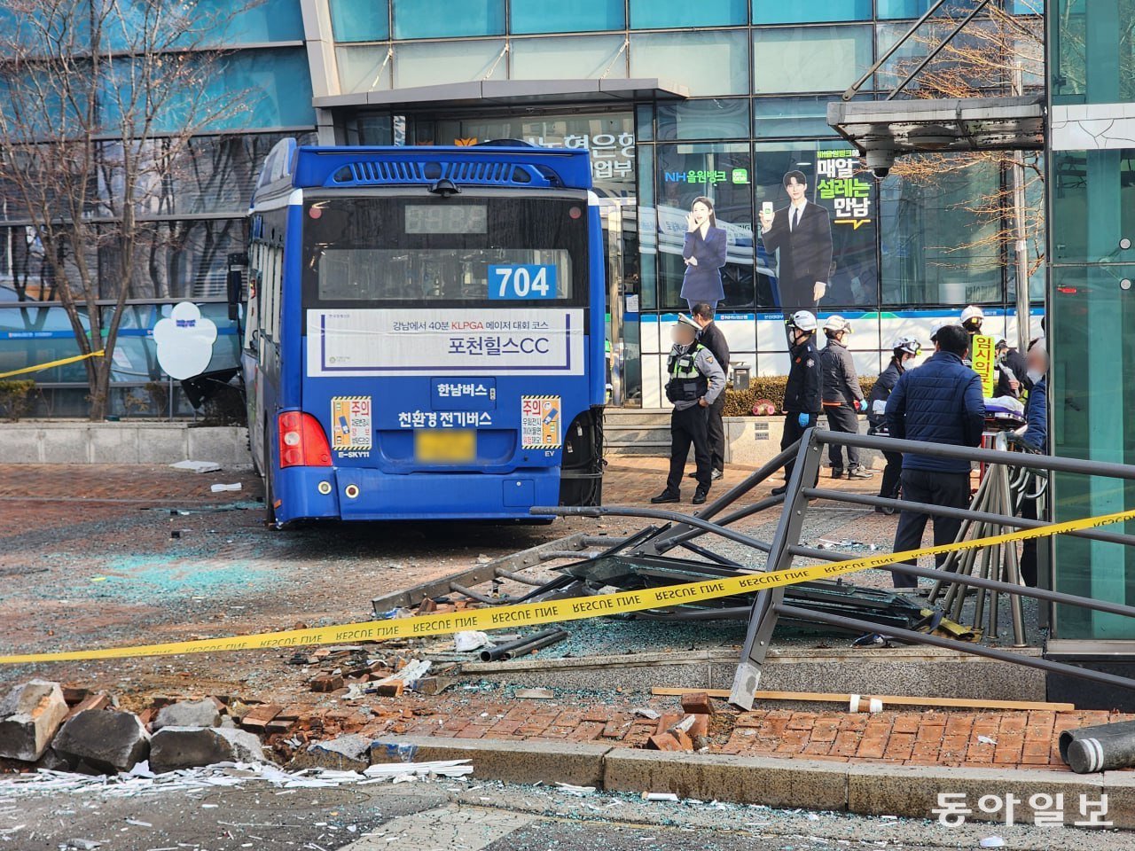 16일 오후 서울 중구 NH농협은행 본점영업부를 시내버스가 들이받는 사고가 발생해 경찰과 소방당국이 이를 수습하고 있다. 전영한 기자 scoopjyh@donga.com