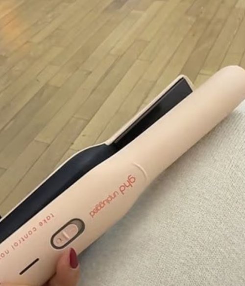 호주 여행객이 인천공항에서 배터리 일체형 무선 고데기를 압수당해 화제다. 최근 기내 화재 방지를 위해 리튬 배터리 내장 발열 기기의 반입 규정이 강화된 결과로, 여행 시 주의가 요구된다. 뉴스1