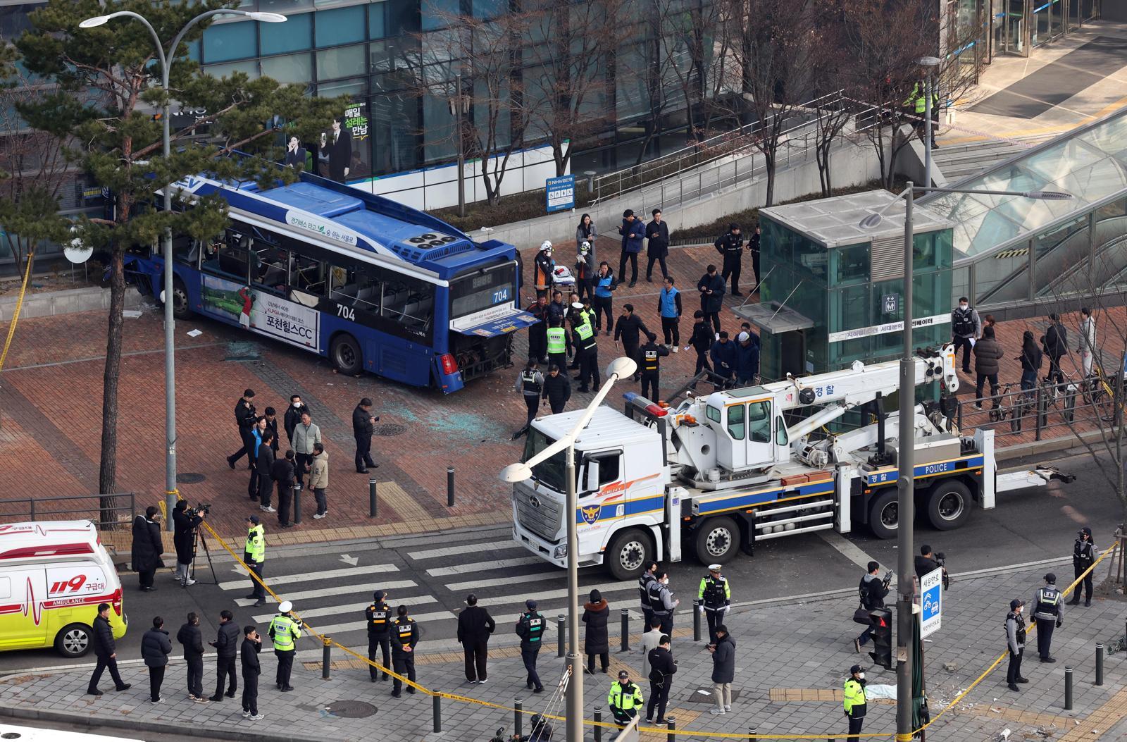 16일 오후 서울 서대문구 서대문역사거리에서 버스가 인도로 돌진한 사고가 발생해 경찰과 소방당국이 현장 수습을 하고 있다. 2026.01.16 [서울=뉴시스]