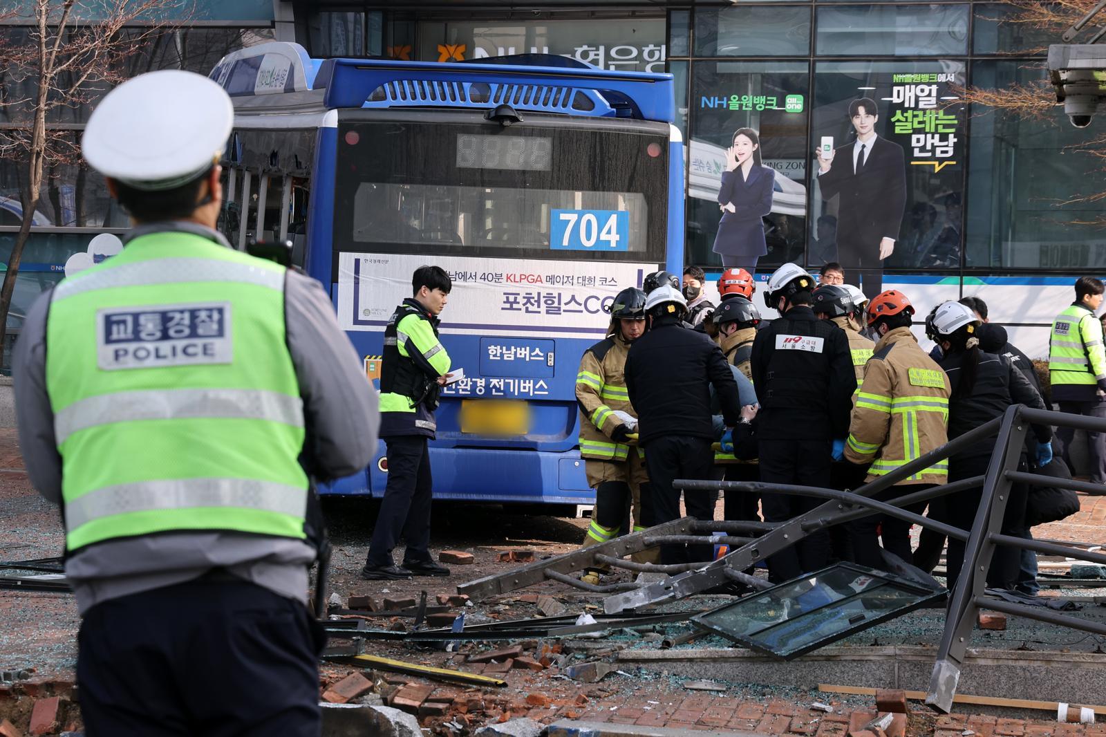 16일 오후 서울 서대문역 인근에서 시내버스가 건물로 돌진하는 사고가 발생해 경찰과 소방대원이 현장을 수습하고 있다.  이 사고로 현재 4명이 부상을 입고 그 중 1명이 중상인 것으로 알려졌다. 2026.1.16 (서울=뉴스1)