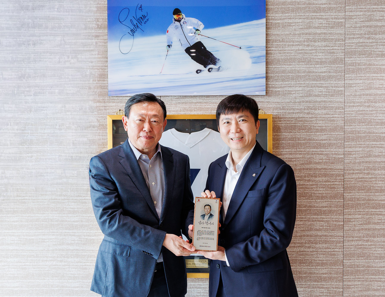 16일 서울 송파구 롯데월드타워에서 신동빈 롯데 회장(왼쪽)이 유승민 대한체육회장으로부터 감사패를 받은 뒤 기념 촬영을 하고 있다. 롯데그룹 제공