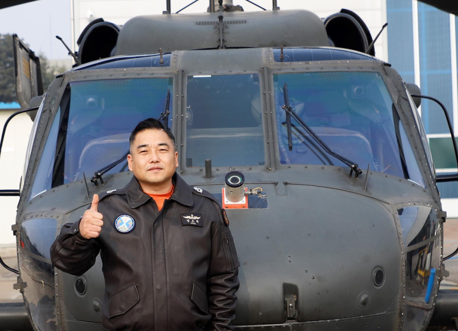 2층서 떨어진 대형 유리문…헬기조종사가 몸 던져 막았다