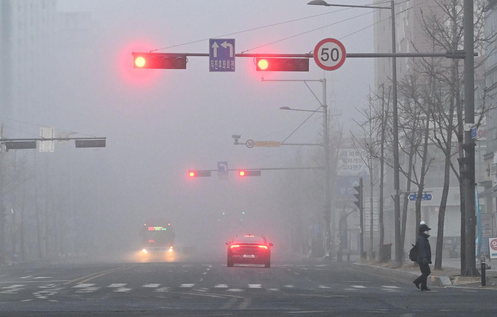짙은 안개에 서해안고속도로서 4중 추돌 사고…1명 부상