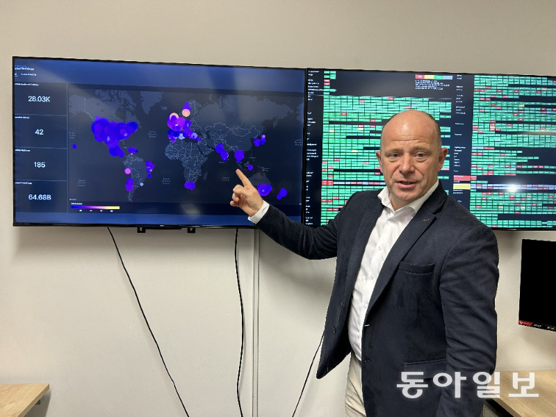 영국 혁신기업 오닉스 인사이트의 알렉시스 그레논 최고경영자(CEO)가 풍력발전소 모니터링 시스템에 대해 설명하고 있다. 노팅엄=유근형 특파원