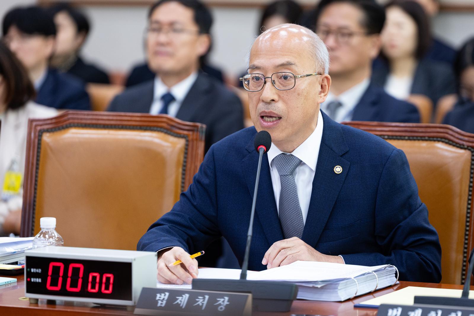 조원철 법제처장이 지난해 10월 서울 여의도 국회에서 열린 법제사법위원회의 법제처에 대한 국정감사에서 의원 질의에 답하고 있다. 뉴스1