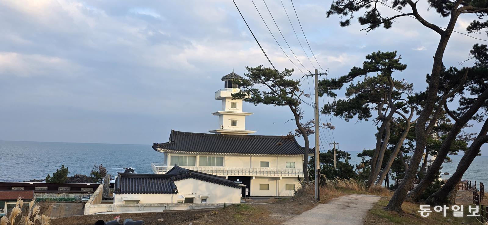 일출명소 중 하나인 경주시 감포읍 송대말등대.