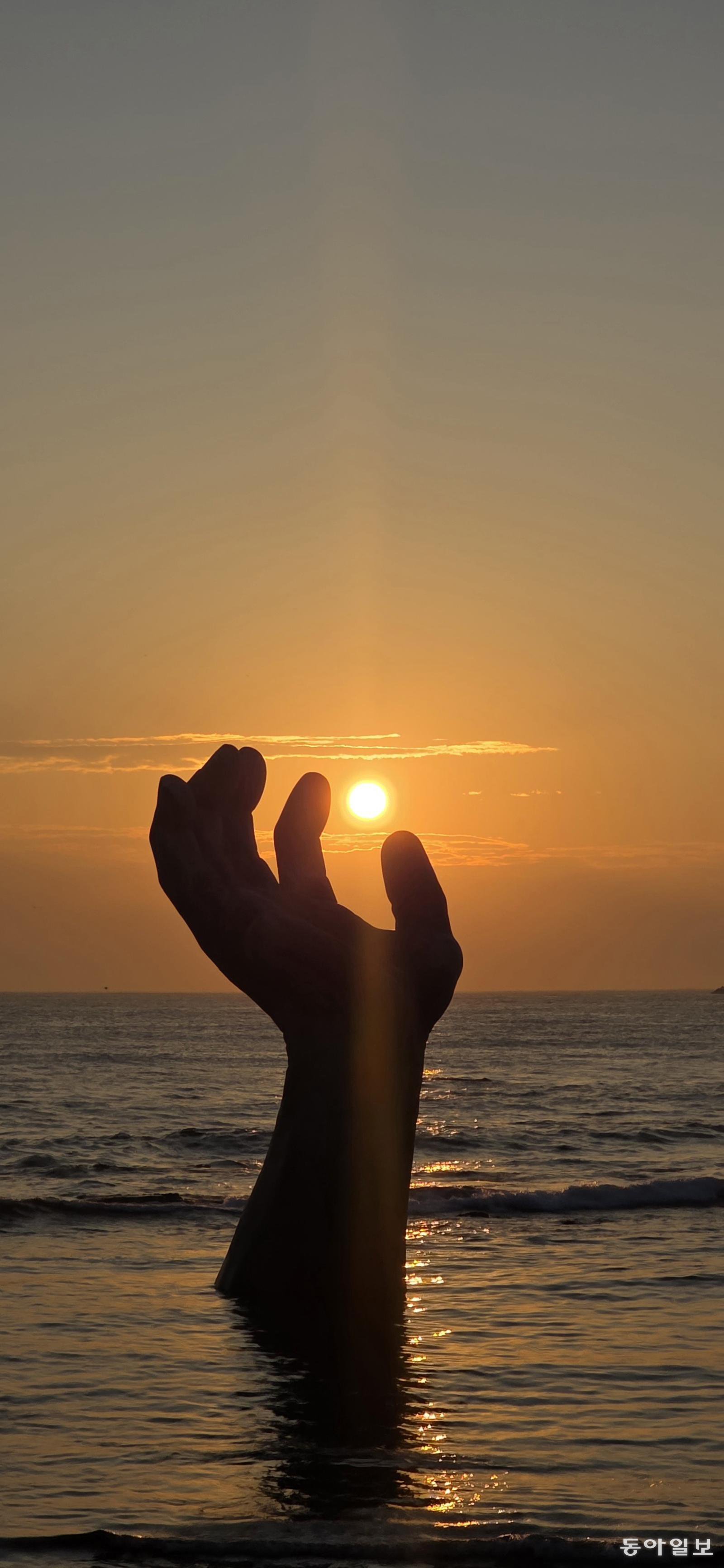 경북 포항시 남구 호미곶면 ‘상생의 손’ 너머로 해가 떠오르고 있다.