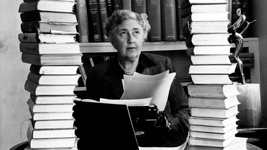 이 책은 ‘애거사 덕후’인 저자가 애거사 크리스티의 출생부터 마지막 순간까지를 집요하게 따라간 전기다. 작품에 얽힌 사소한 일화들을 알고 나면 이미 읽은 작품도 새롭게 읽힐 것이다. 사진 출처 애거사 크리스티 홈페이지