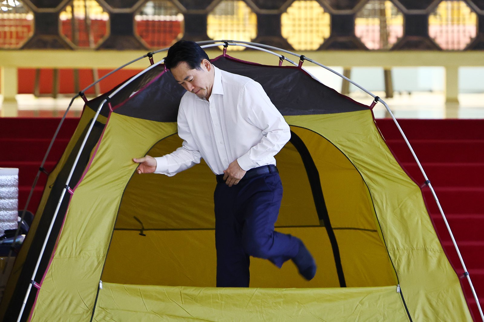 단식 농성 중인 국민의힘 장동혁 대표가 16일 오전 국회 로텐더홀에 마련된 텐트에서 나오고 있다. 뉴시스