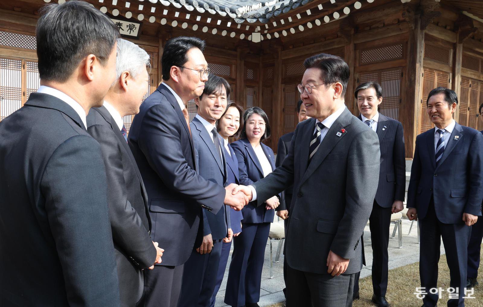 이재명 대통령이 16일 청와대 상춘재에서 열린 여야 지도부 초청 오찬 간담회에서 개혁신당 천하람 원내대표와 악수하고 있다. 이날 오찬 메뉴로는 소고기와 메로 구이 등이 포함된 한식이 준비됐다. 왼쪽부터 더불어민주당 한병도 원내대표, 조국혁신당 서왕진 원내대표, 천 원내대표, 사회민주당 한창민 대표, 진보당 김재연 대표, 기본소득당 용혜인 대표, 진보당 윤종오 원내대표, 이 대통령, 조국혁신당 조국 대표, 민주당 정청래 대표. 송은석 기자 silverstone@donga.com