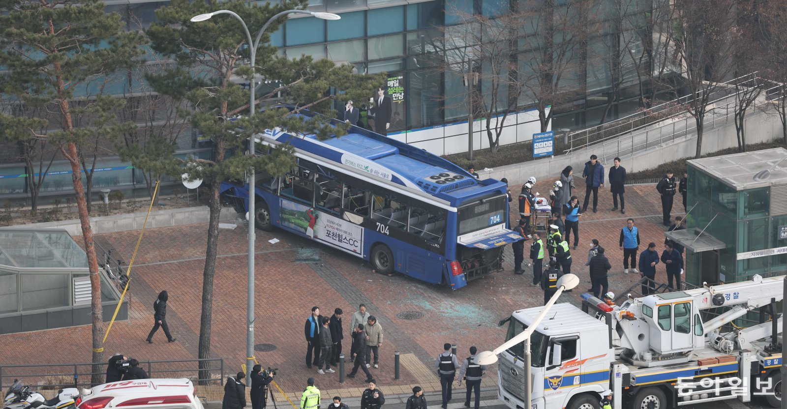 16일 서울 서대문구 서대문역 사거리에서 시내버스가 인도로 돌진해 NH농협은행 건물 외벽을 들이받은 채 멈춰 서 있다. 이 사고로 버스 승객 등 13명이 다쳤고 보행자 2명은 중상을 입어 병원으로 이송됐다. 이한결 기자 always@donga.com