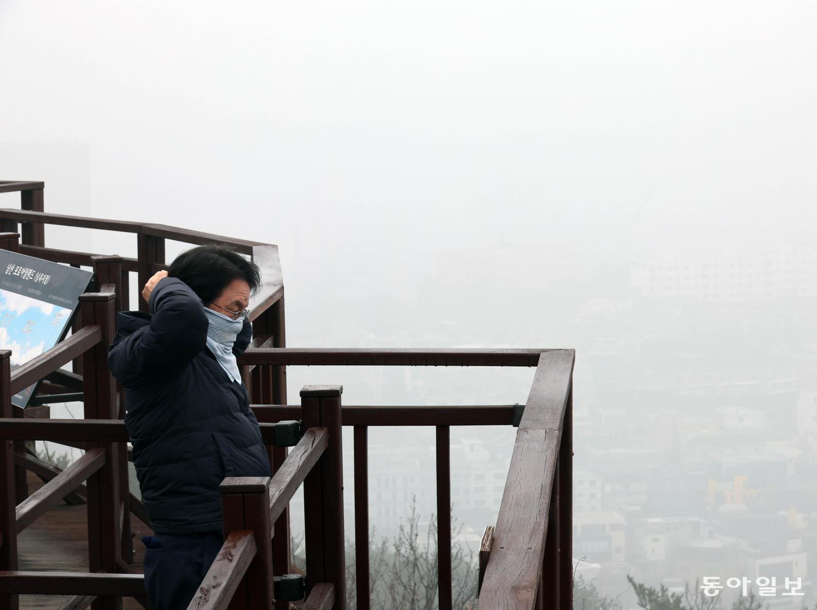 마스크 대신 손수건
16일 서울 중구 남산 전망대에서 한 시민이 손수건으로 코와 입을 가리고 있다. 이날 오전 10시 서울의 평균 초미세먼지(PM 2.5) 농도는 ‘매우 나쁨’으로 올해 첫 초미세먼지 주의보가 내려졌다. 짙은 미세먼지에 가려 주변이 잘 보이지 않는다. 전영한 기자 scoopjyh@donga.com