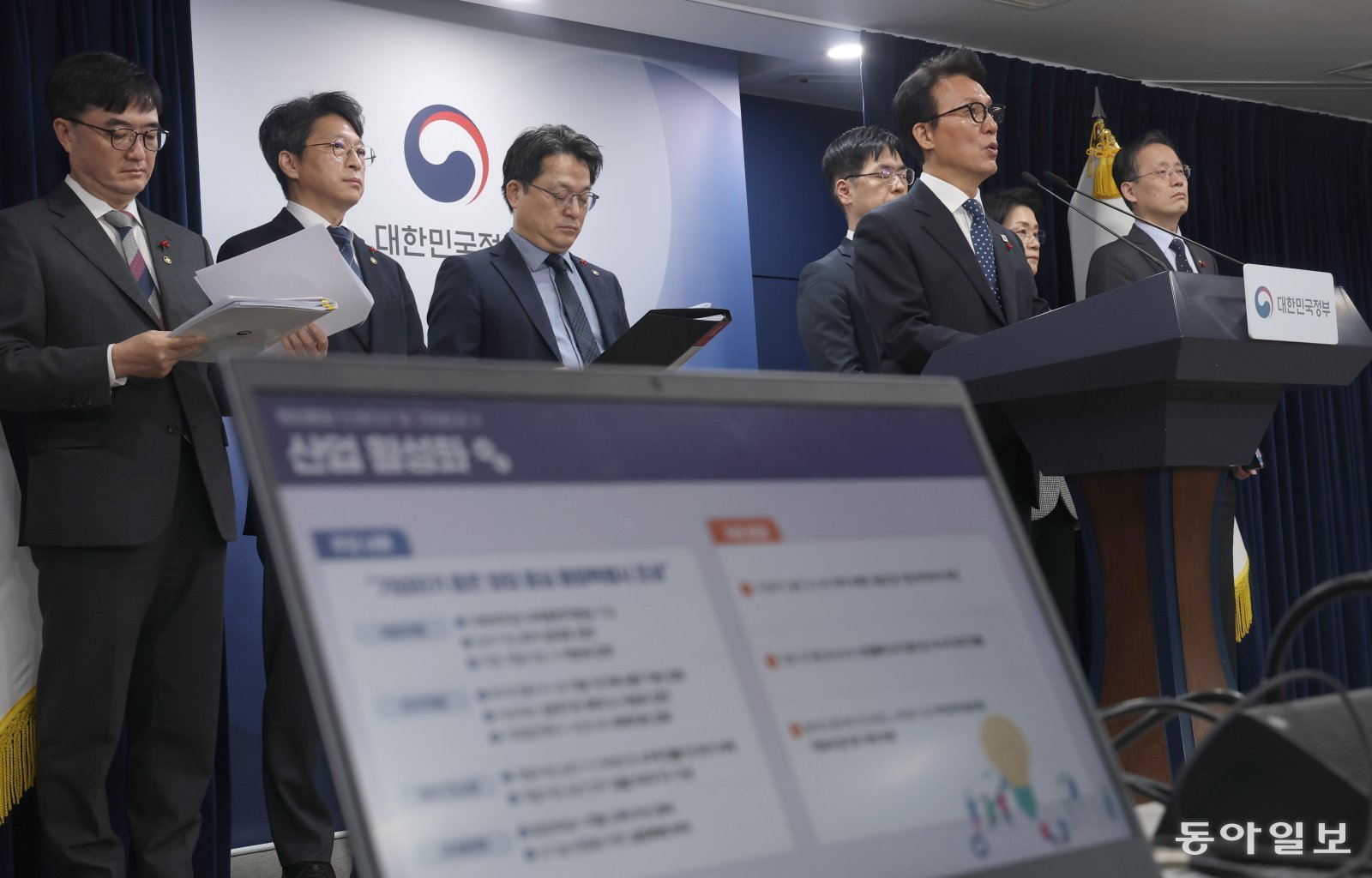 김민석 국무총리(왼쪽에서 네 번째)가 16일 정부서울청사에서 광역자치단체 간 행정통합 시 부여되는 인센티브안을 발표하고 있다. 김 총리는 “정부는 통합 특별시에 각각 연간 최대 5조 원, 4년간 최대 20조 원 수준의 파격적인 재정 지원 방안을 마련하겠다”고 밝혔다. 변영욱 기자 cut@donga.com