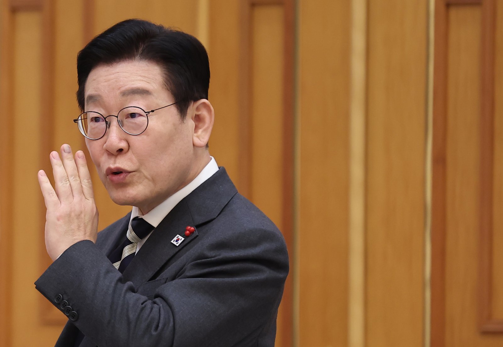 이재명 대통령이 16일 청와대 본관에서 아소 다로 전 일본 총리 접견에 앞서 권혁기 의전비서관과 대화하고 있다. (청와대통신사진기자단) 2026.01.16. 뉴시스