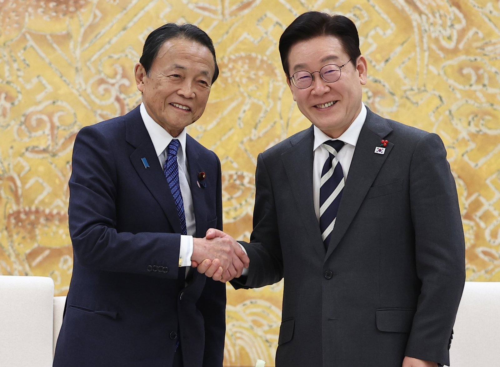 이재명 대통령이 16일 청와대 본관에서 아소 다로 전 일본 총리 접견에 앞서 악수하고 있다. (청와대통신사진기자단) 2026.01.16. 뉴시스