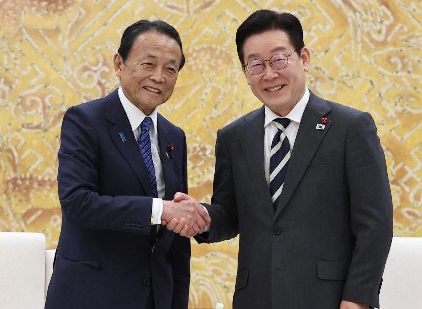 이재명 대통령이 16일 청와대 본관에서 아소 다로 전 일본 총리 접견에 앞서 악수하고 있다. (청와대통신사진기자단) 2026.01.16