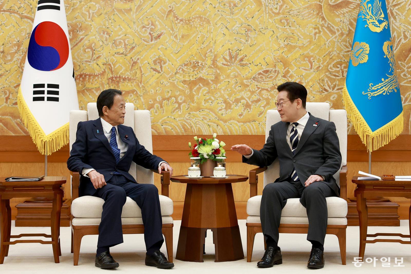 이재명 대통령이 16일 청와대 본관에서 아소 전 일본 총리와 담소를 나누고 있다. 송은석 기자 silverstone@donga.com
