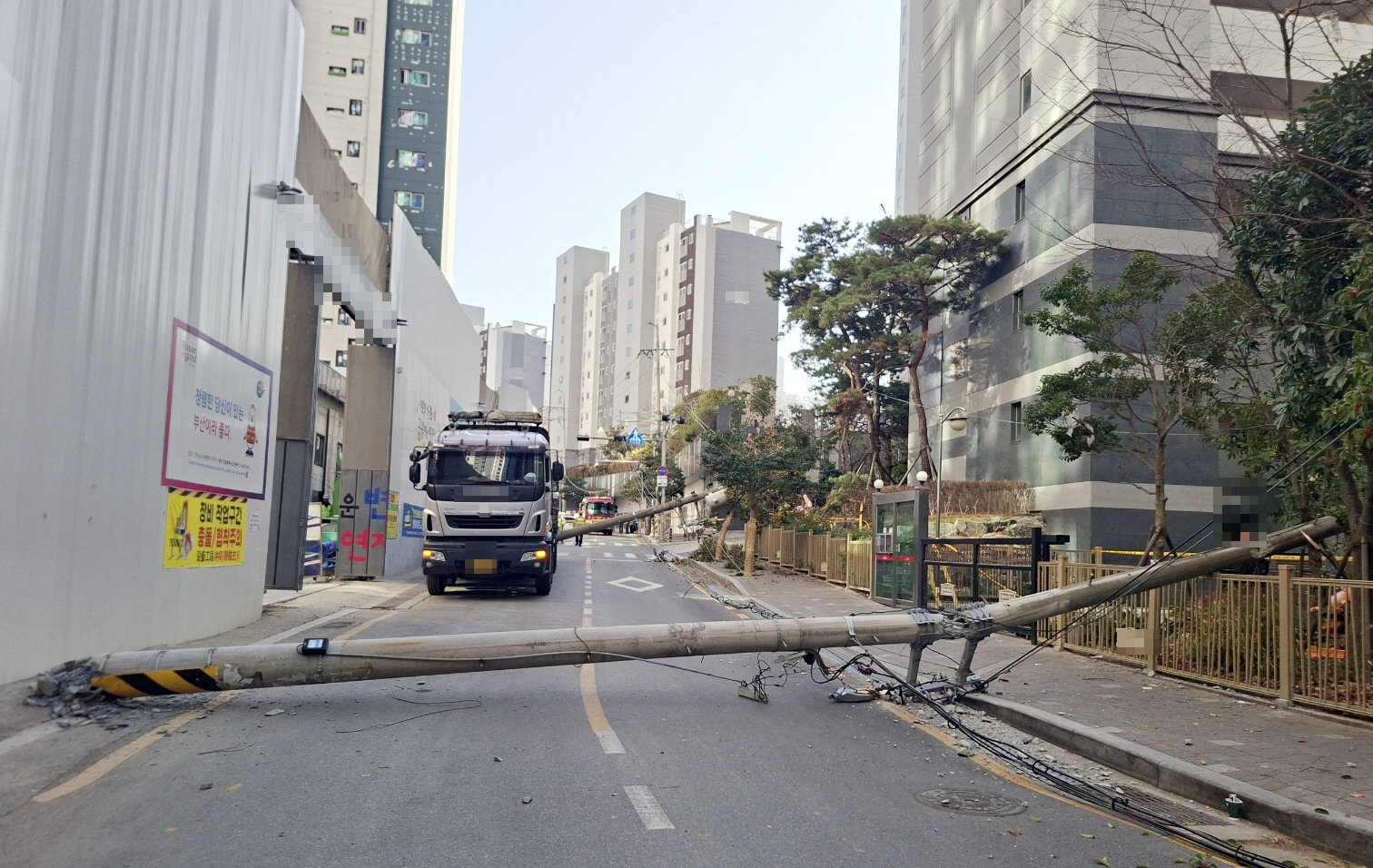 후진 화물차 전신주 ‘쾅’…인근 아파트 등 996곳 정전