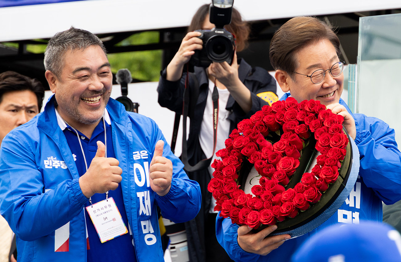 이재명 더불어민주당 대선 후보가 20일 오후 경기도 고양시 일산문화공원에서 유세를 펼치고 있다. 왼쪽은 배우 이원종씨.
