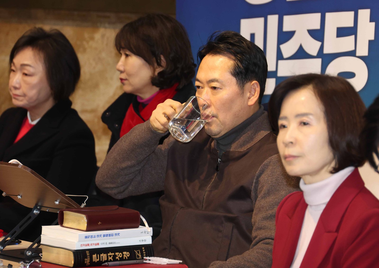 장동혁 국민의힘 대표가 16일 오후 서울 여의도 국회 로텐더홀에서 ‘민주당의 공천 뇌물·통일교 게이트 특검 수용’을 촉구하는 단식농성 중 물을 마시고 있다. 2026.01.16. [서울=뉴시스]