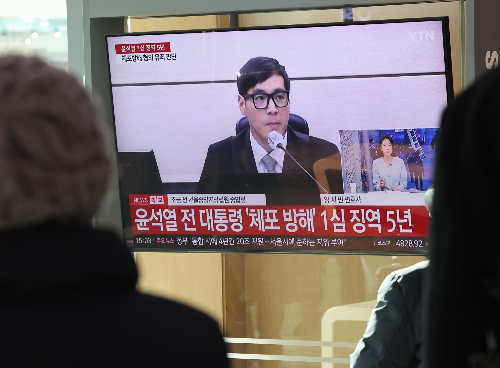 윤석열 전 대통령의 첫 선고 재판이 열린 16일 오후 서울 용산구 서울역 대합실에서 시민들이 재판 생중계를 보고 있다. 서울중앙지법 형사합의35부(부장판사 백대현)는 이날 특수공무집행방해 등의 혐의로 기소된 윤 전 대통령에게 징역 5년을 선고 했다. 2026.01.16 [서울=뉴시스]