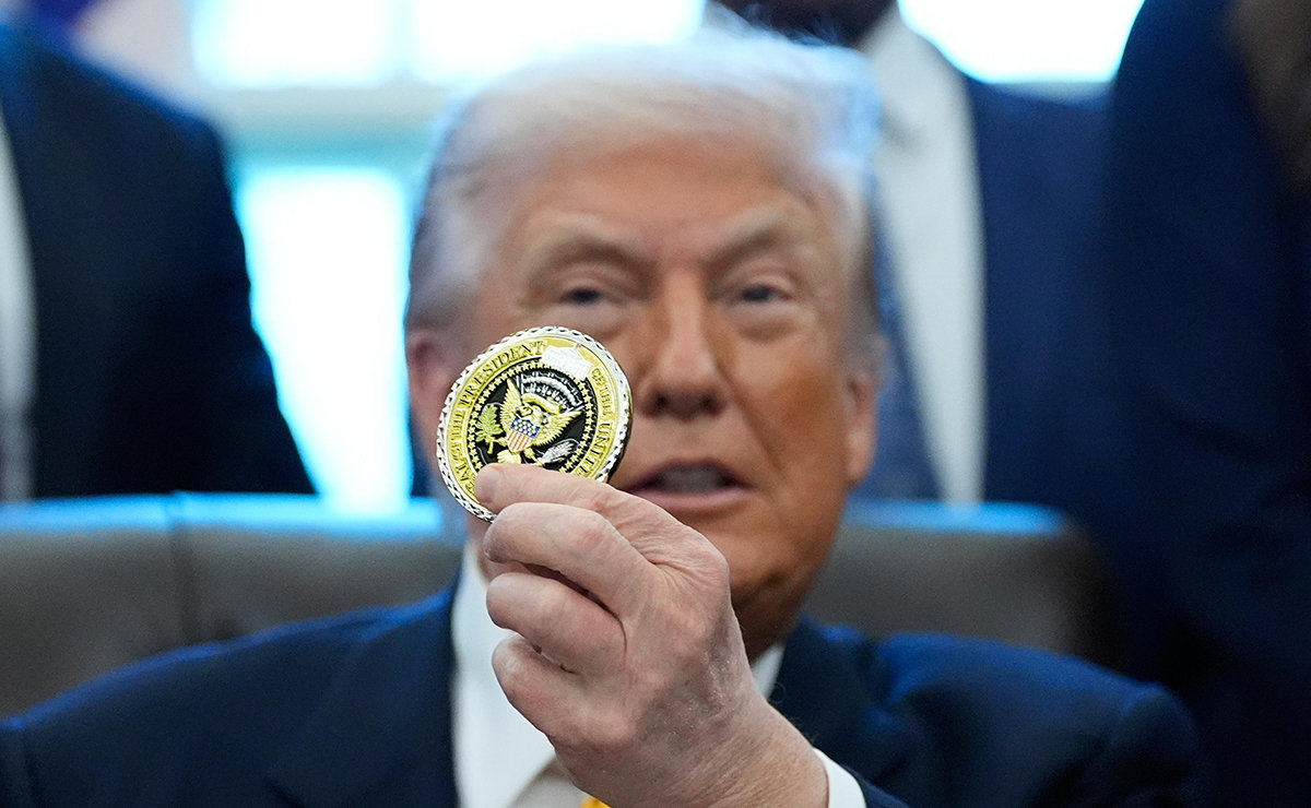 도널드 트럼프 미국 대통령이 14일(현지 시간) 미국 워싱턴 백악관에서 이야기하던 중 군을 격려하기 위해 발행하는 ‘챌린지 코인’을 들어 보였다. 트럼프 대통령은 이날 “조만간 반도체 관세를 확대 부과할 수 있다”고 밝혔다. 워싱턴=AP 뉴시스