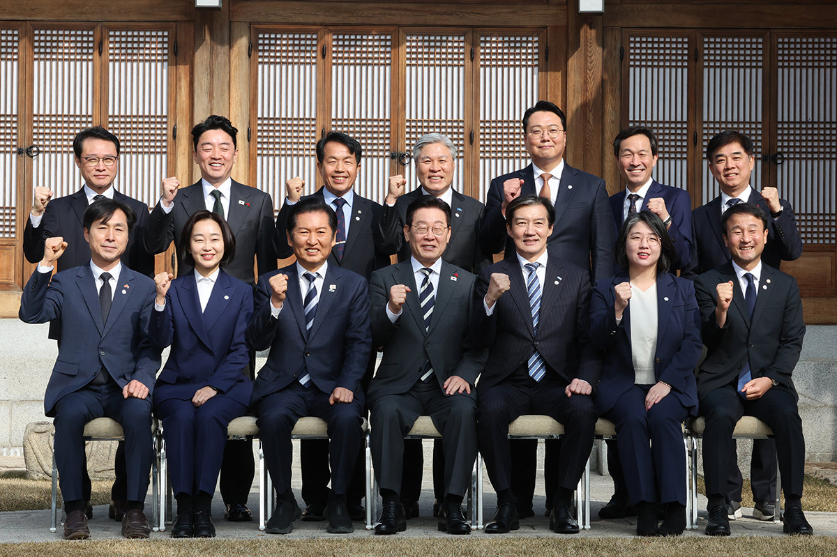 이재명 대통령이 16일 청와대 상춘재에서 열린 여야 지도부 초청 오찬 간담회에서 참석자들과 함께 기념 사진을 촬영하고 있다. 2026.1.16 청와대사진기자단