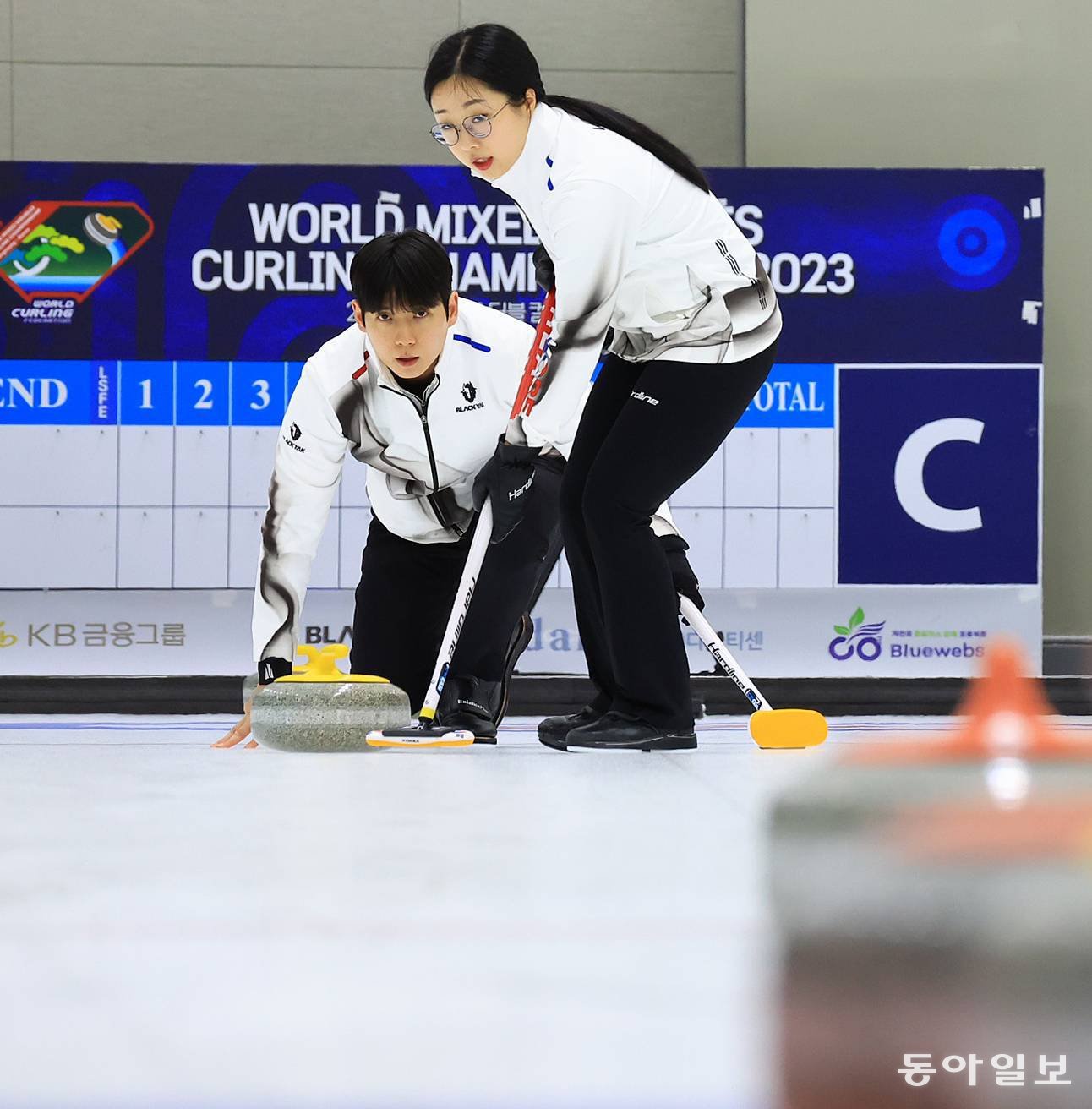 컬링 믹스더블 대표팀 김선영(오른쪽)과 정영석이 7일 충북 진천선수촌에서 훈련하고 있다. 이들은 15일부터 사흘간 에스토니아에서 열리는 탈린 마스터스 믹스더블 대회에 참가해 밀라노-코르티나담페초 겨울올림픽 출전을 앞두고 마지막 담금질을 진행 중이다. 진천=전영한 기자 scoopjyh@donga.com